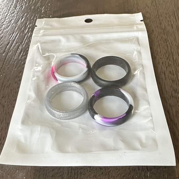RQQ Jewelry - Set of Four Silicone Rings in Black, silver, and pink/purple Multicolor size 8